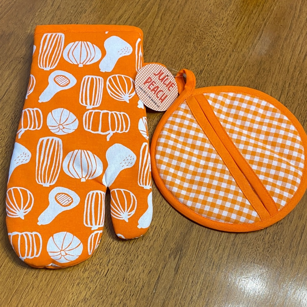 Urban Outfitters Julie Peach Orange Oven Mitt and Pot Holder Set